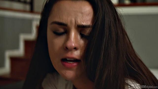 Шикарная брюнетка Nicole Sage трахается с отчимом Chad Alva в гостиной, глубокий минет и мощный кончил на лицо.