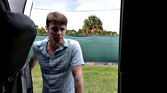 Pulled straight amateur stud fucks in public van outdoor