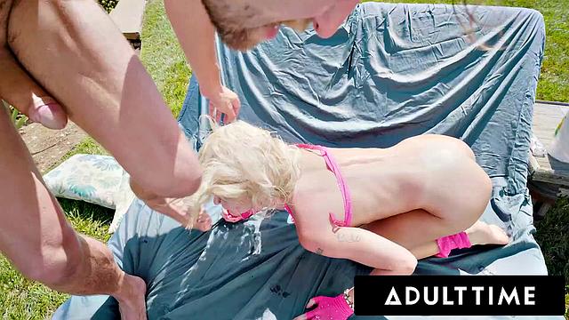 Стройная блондинка Эмма Рози соблазняет в розовой сетке и жёстко трахается на качелях с Винсом Картером.