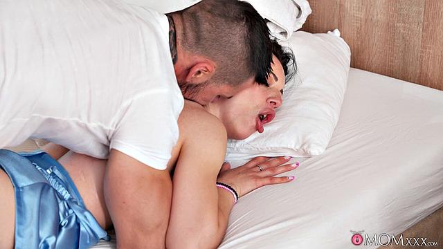 Мамаша поймала парня дочки на краже и жестко отдалась ему прямо в спальне.