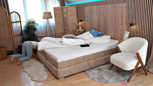 Мамаша поймала парня дочки на краже и жестко отдалась ему прямо в спальне.