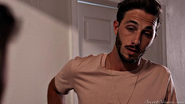 Управляющая ловит постояльца за фетишем, а потом получает долгожданный трах от Лукаса Фроста в номере отеля.