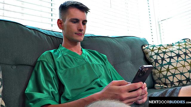 мускулистый капитан жёстко трахает стройного гей-парня