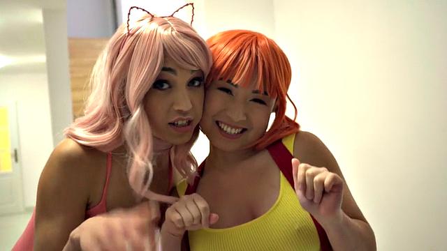 Маленькие азиатские косплеерши облизывают член и скачут на нем в жарком тройничке