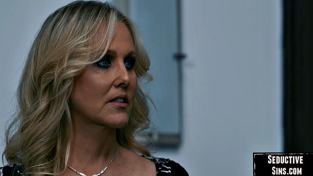 Blonde babe gets cuntsmashed