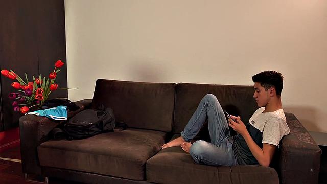 Феликс раздевает Эша на диване и устраивает жаркий 69