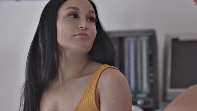 Greedy babe cheats hubby with doctor in infirmary