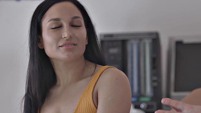 Greedy babe cheats hubby with doctor in infirmary