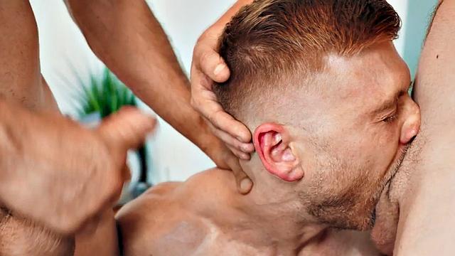 мускулистый красавец жёстко получает в жопу и ловит сперму на лице в горячем тройничке