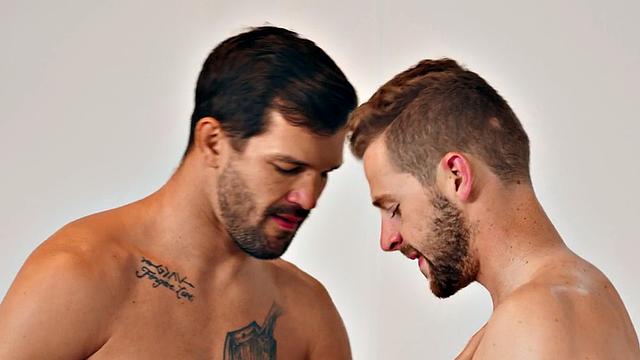 Muscled eager jock loves 3way after assfucking