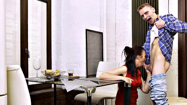 жаркая ссора с репетиторшей заканчивается бешеным сексом