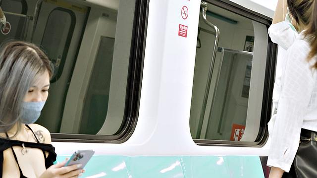 юли и невидимка в вагоне - кто-то тут хорошо умеет исчезать, но не сдерживаться