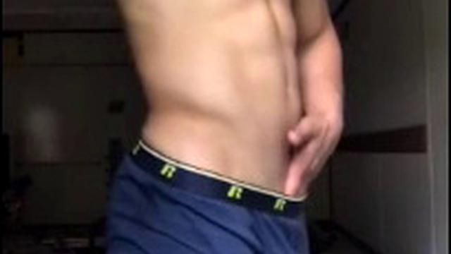 Накачанный красавец не сдерживается и бурно дрочит перед камерой
