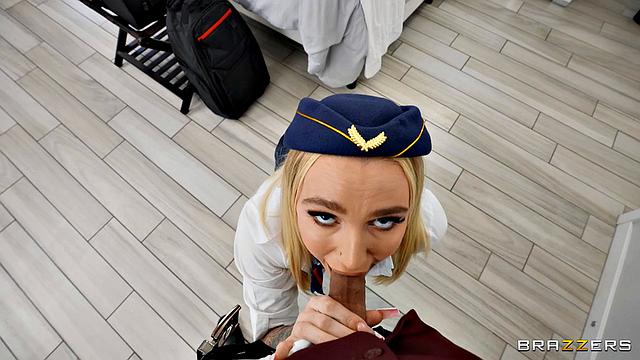 Стюардесса Кендра устраивает двойное развлечение на перелёте, пока пилот не видит - в номере всё по-взрослому и с юмором от отеля!