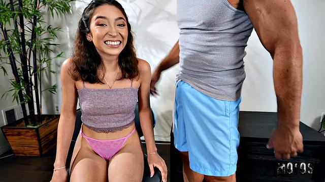 Amber Summer сосет и трахается с Чарльзом Дера, любит крупного мужика во всех позах.