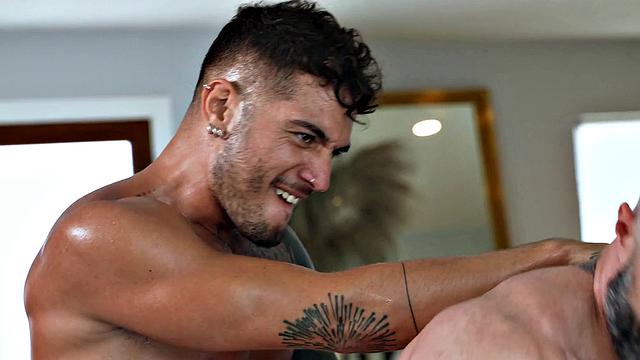 два качка жёстко трахают друг друга в жопу без резины