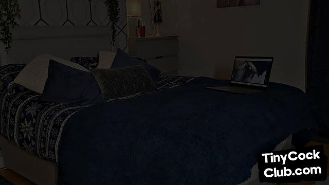 пышная британская госпожа в чулках грязно унижает парней с маленькими членами