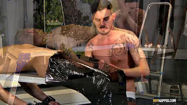 Возбуждённый Марк Хенли принимает заряд