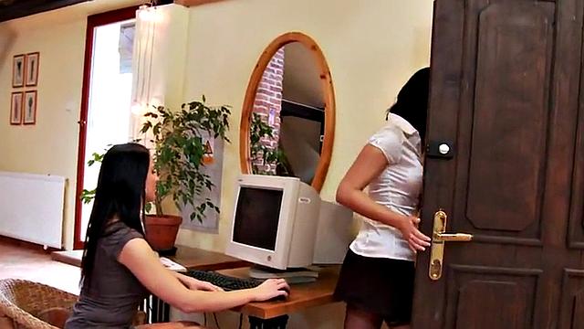 Amateur pegging chicks fuck guy in CFNM 3some