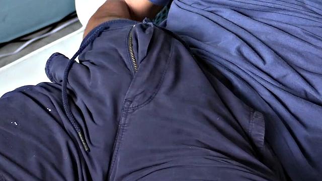 Серхио скидывает шмотки и веселится со своим стояком, как профи