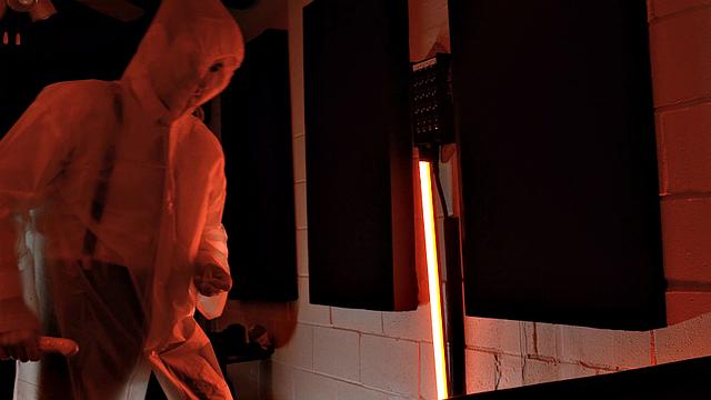 Томми ищет преступника, а находит мокрую постель с Ледой