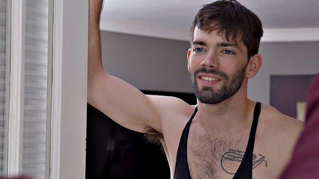 Латино качок шпилит татуированного парня и кончает прямо на дырку