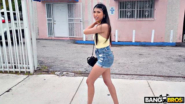 Пенелопа Вудс соглашается на анальный секс за деньги в автобусе с Тайлером Стилом и получает порцию спермы на лицо.