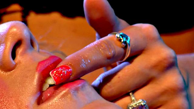 Glamcore lesbian fingers before oral and vibrator toying