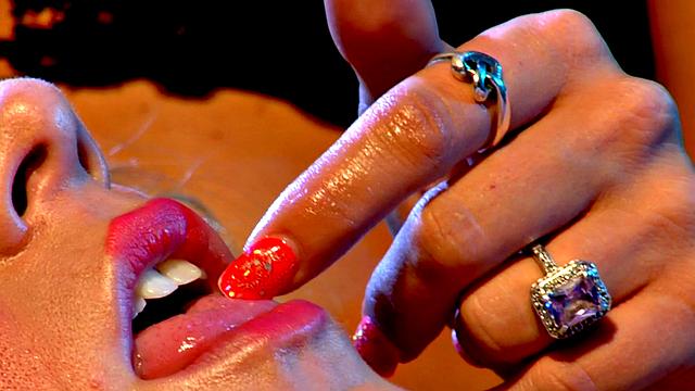 Glamcore lesbian fingers before oral and vibrator toying