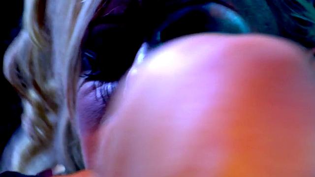 Glamcore lesbian fingers before oral and vibrator toying