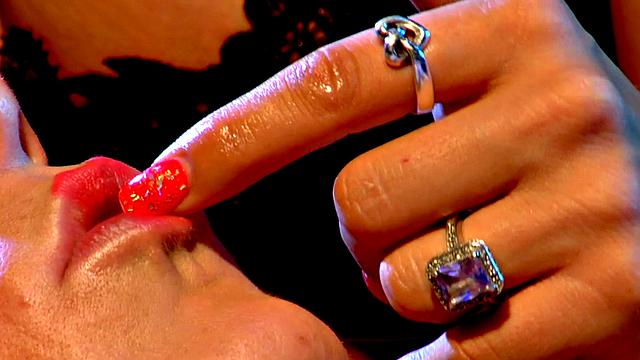 Glamcore lesbian fingers before oral and vibrator toying