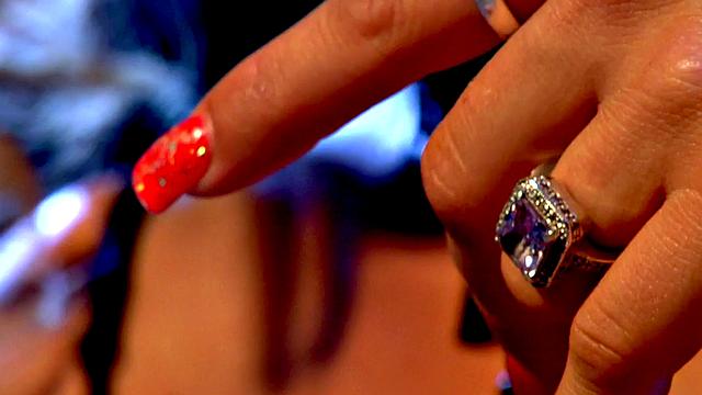 Glamcore lesbian fingers before oral and vibrator toying