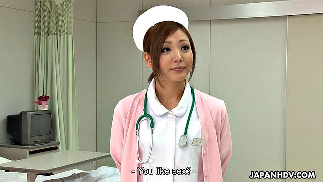 азиатская медсестра Мио Кураки трахается на работе