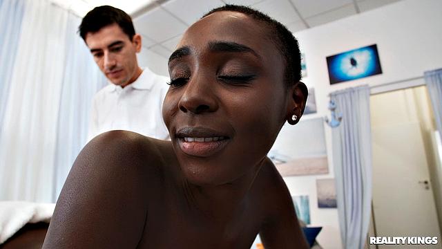 жена заказала массаж, а получила член в придачу