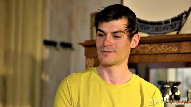 Алекса осваивает новый асан с большим членом и без стеснения