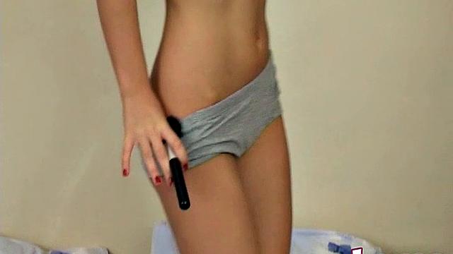 Аза трахает себя кисточкой для макияжа