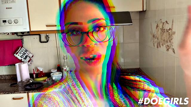 Julia De Lucia разносит свою киску вибратором и не скрывает оргазм перед камерой.