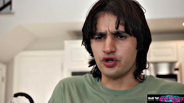 River Lynn делает приседания и садится на член Elias Cash во время тренировки.