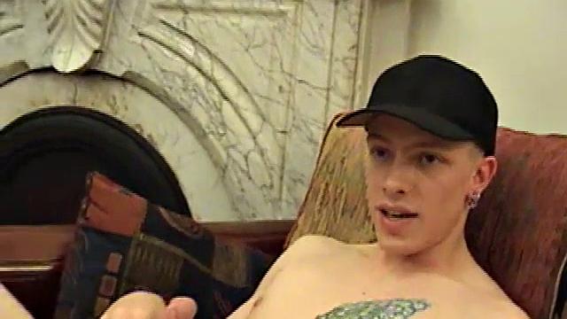 Шейн дрочит дома и показывает свою тугую дырку