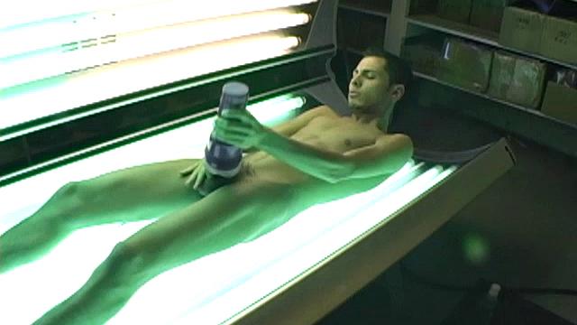 Combining a cute twink, tanning bed and a Fleshjack for a unique solo. This was Andy's first experience with a Fleshjack and he loved it, evidenced by the massive cum shot this 19-year-old produced at the end.