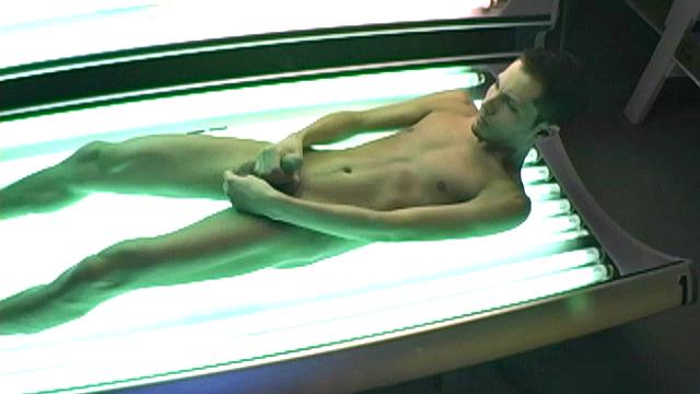 Combining a cute twink, tanning bed and a Fleshjack for a unique solo. This was Andy's first experience with a Fleshjack and he loved it, evidenced by the massive cum shot this 19-year-old produced at the end.