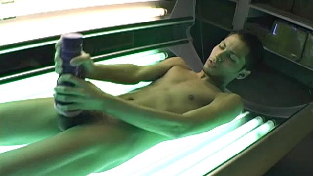 Combining a cute twink, tanning bed and a Fleshjack for a unique solo. This was Andy's first experience with a Fleshjack and he loved it, evidenced by the massive cum shot this 19-year-old produced at the end.