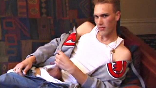 Тай дрочит свой член игрушкой