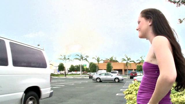 возбужденная брюнетка скачет на члене и хочет кончить в рот