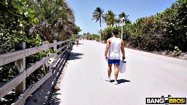 Питер Грин трахает Мишель Андерсон и Киру Перез, обе жадно сосут и ловят сперму на лицо в жарком групповом сексе с большими попками и сиськами.