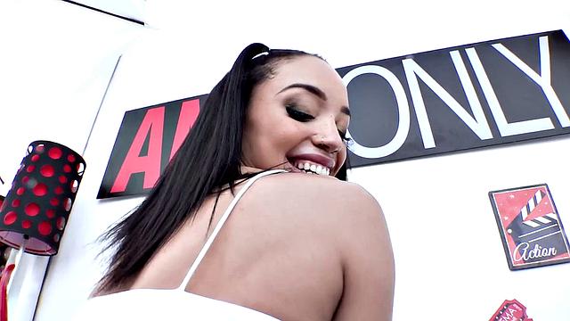 Алекcис не сдерживается - жёстко в анал и глубоко в рот