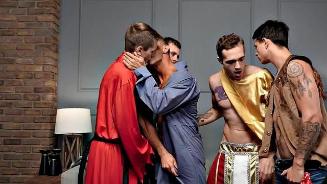 Косплейные красавцы и спортсмены кайфуют на bareback орге