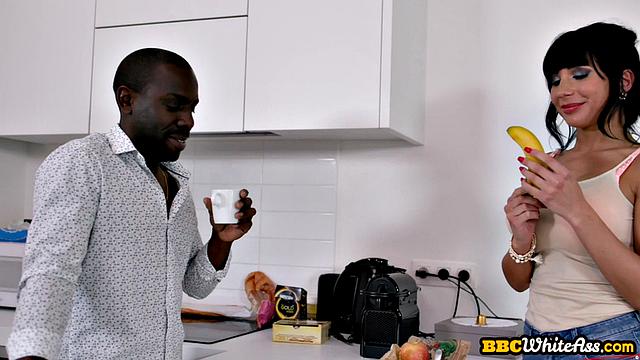 Когда грудь мешает - просто переверни и дай bbc поработать по полной программе, вот такой вот анальный юморок.