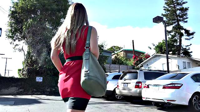 смотри, как тара эшли трахается с молодым жеребцом и ловит сперму на лицо