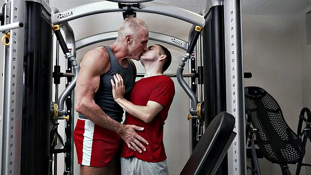 сильный зрелый трахается с худым твинком на голую в спортзале